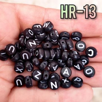 HR-13 Siyah Üzeri Beyaz Renkli Yazılı Plastik Yassı Harf Boncuk 7 mm