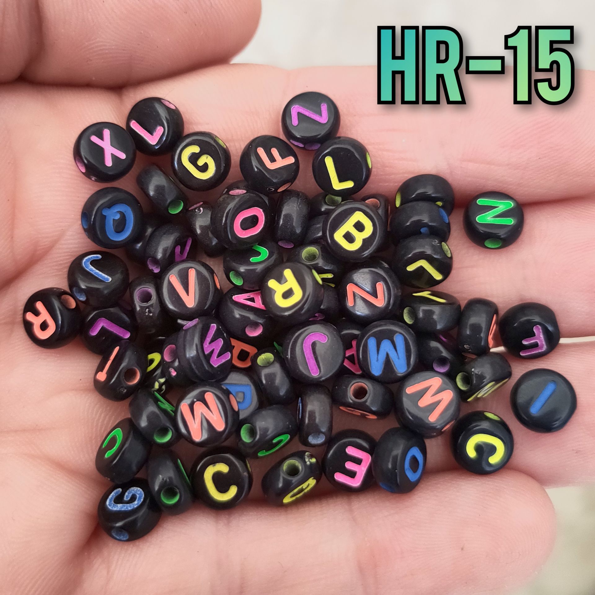 HR-15 Siyah Zemin Üzeri Karışık Neon Renkli Yazılı Plastik Yassı Harf Boncuk 7 mm