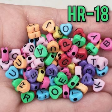 HR-18 Karışık Renk Üzeri Siyah Yazılı Plastik Kalp Harf Boncuk 7 mm