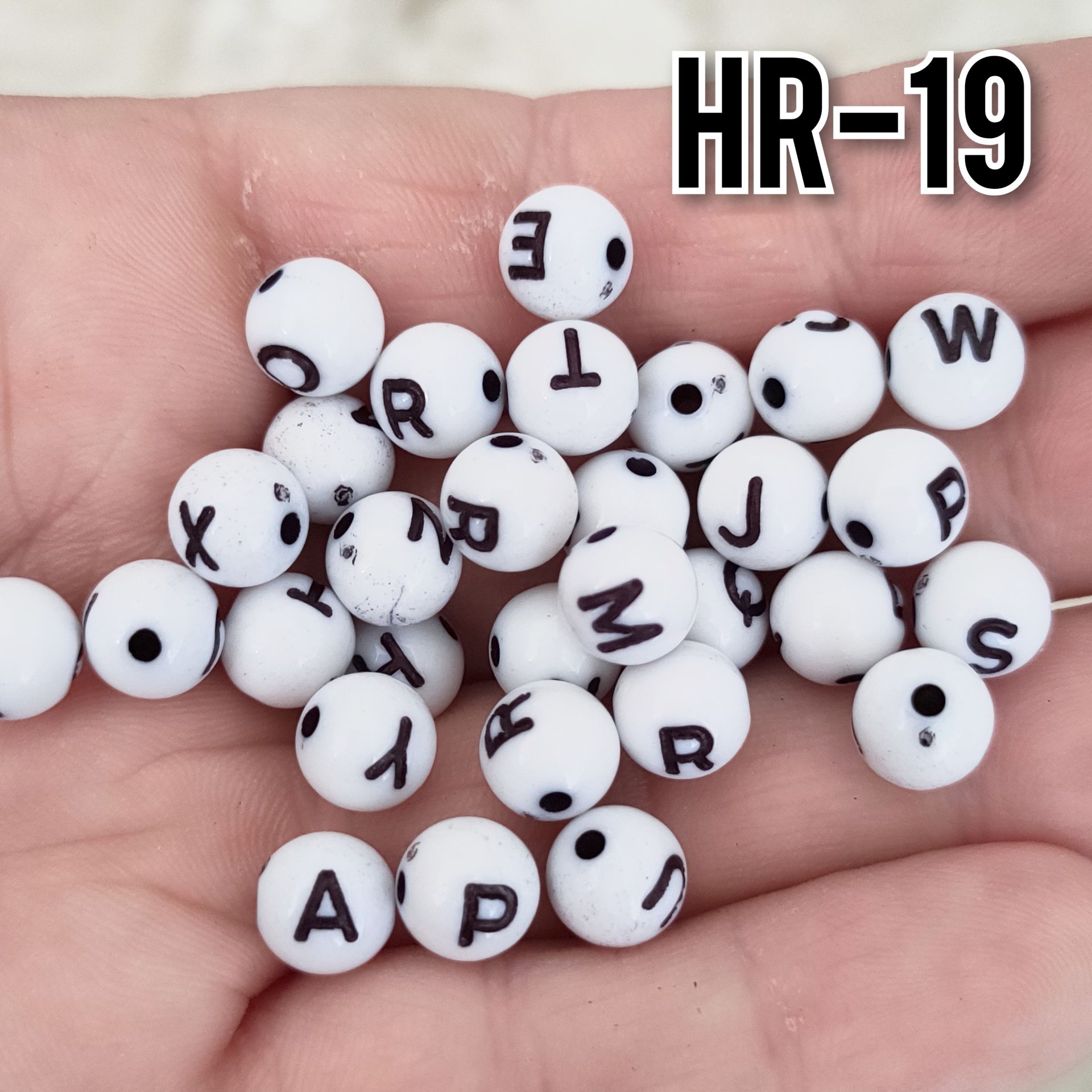 HR-19 Beyaz Renk Üzeri Siyah Yazılı Plastik Yuvarlak Harf Boncuk 8 mm