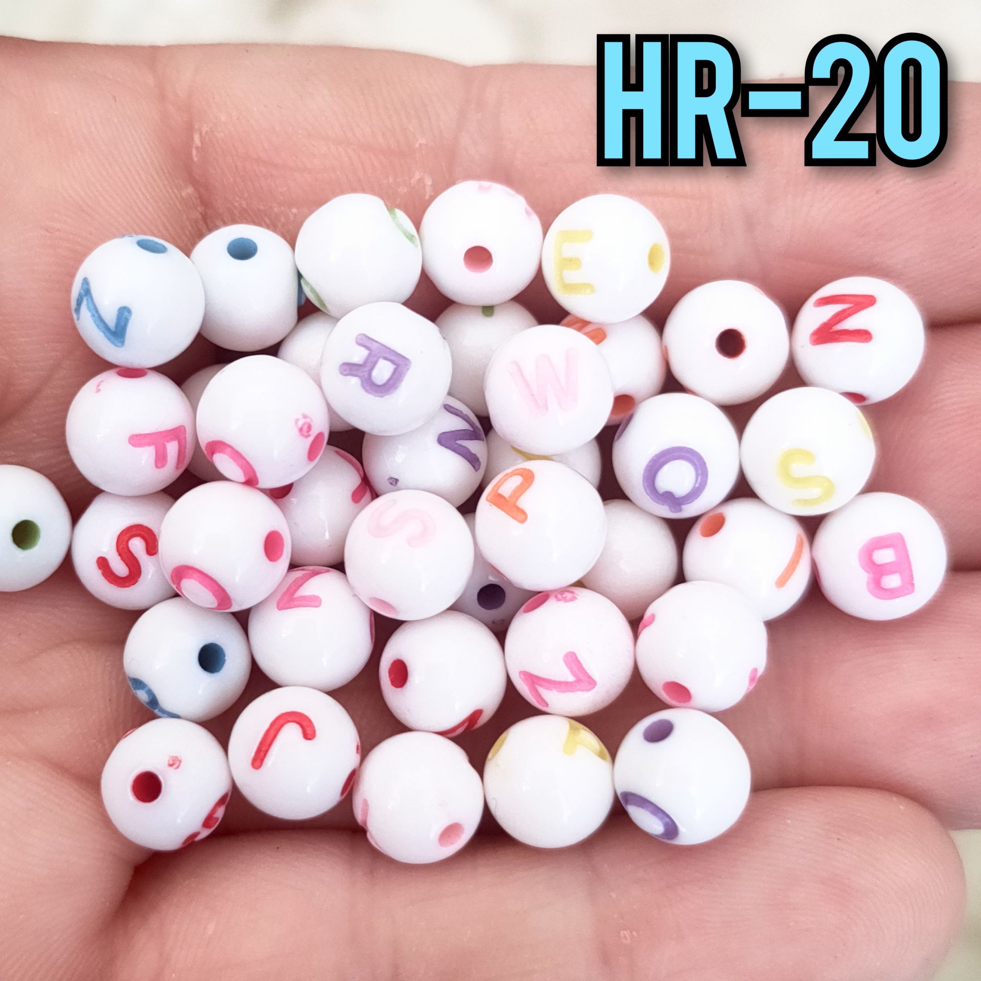 HR-20 Beyaz Renk Üzeri Karışık Renk Yazılı Plastik Yuvarlak Harf Boncuk 8 mm