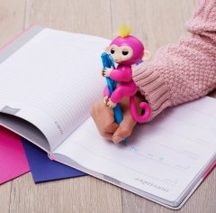 Hareketli İnteraktif Parmak Bebek Maymun - Happy Monkey pembe