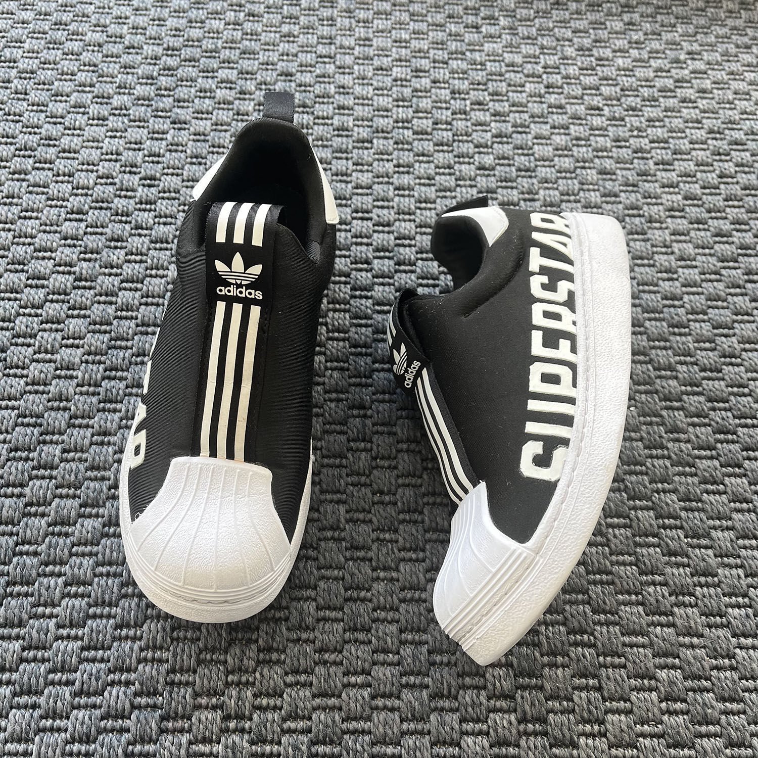 Adidas Siyah Beyaz ayakkabı 35 numara