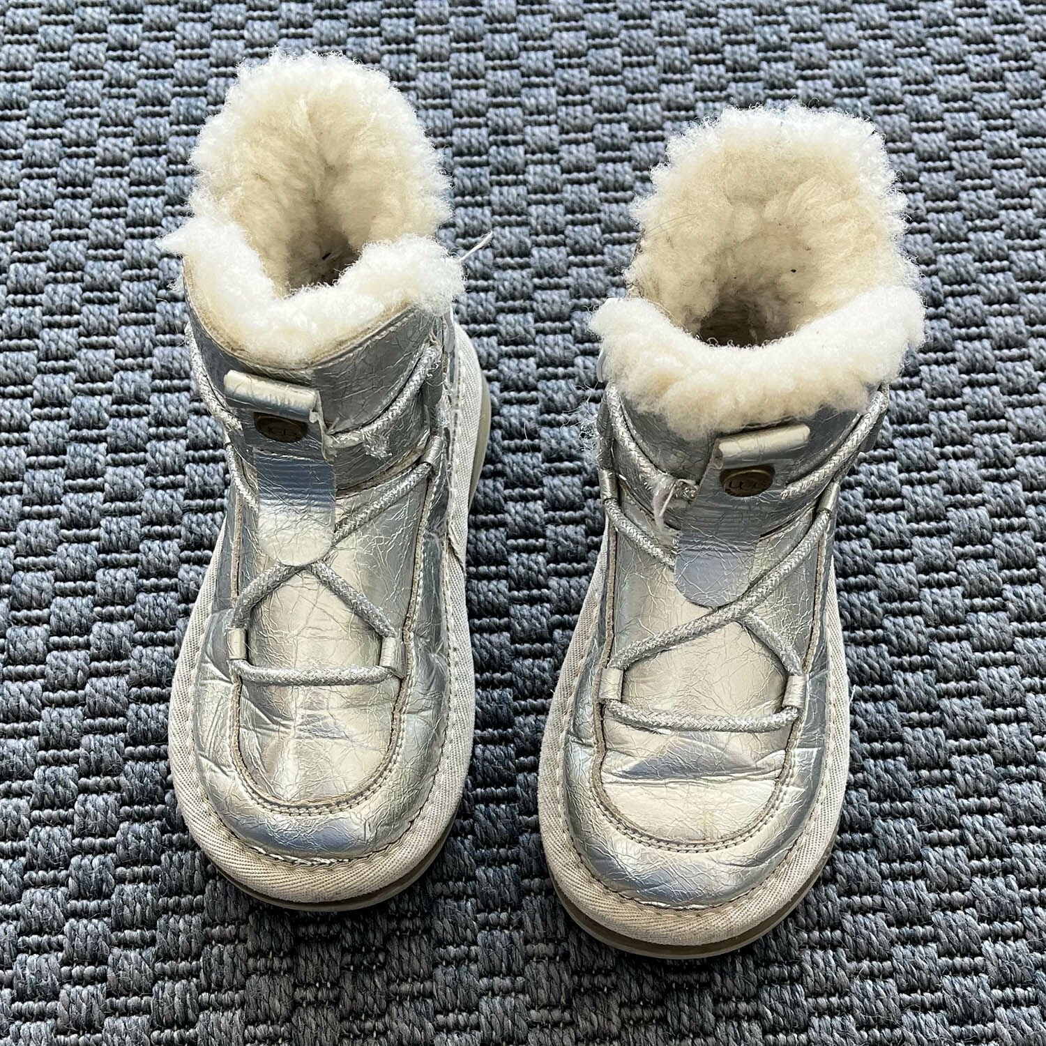 Gümüş Rengi Ugg Botlar 28 numara