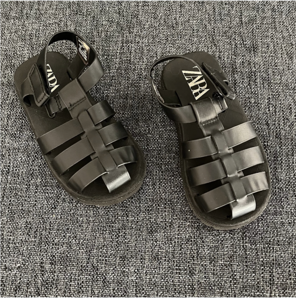 Zara siyah sandaletler 25 numara
