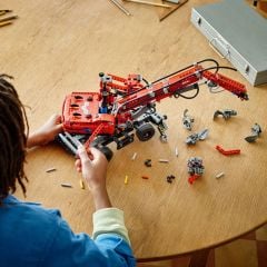 LEGO Technic Malzeme Elleçleyici 42144