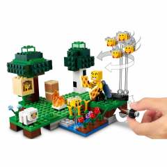 LEGO Minecraft Arı Çiftliği 21165