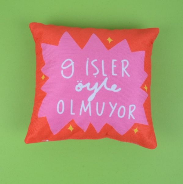 O İşler Öyle Olmuyor Yastık