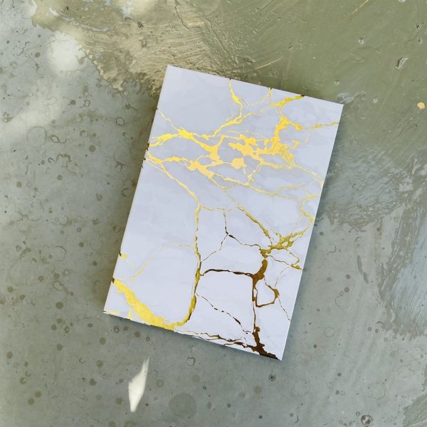 Altın Yaldızlı Beyaz Mermer Tasarımlı Lastikli Defter