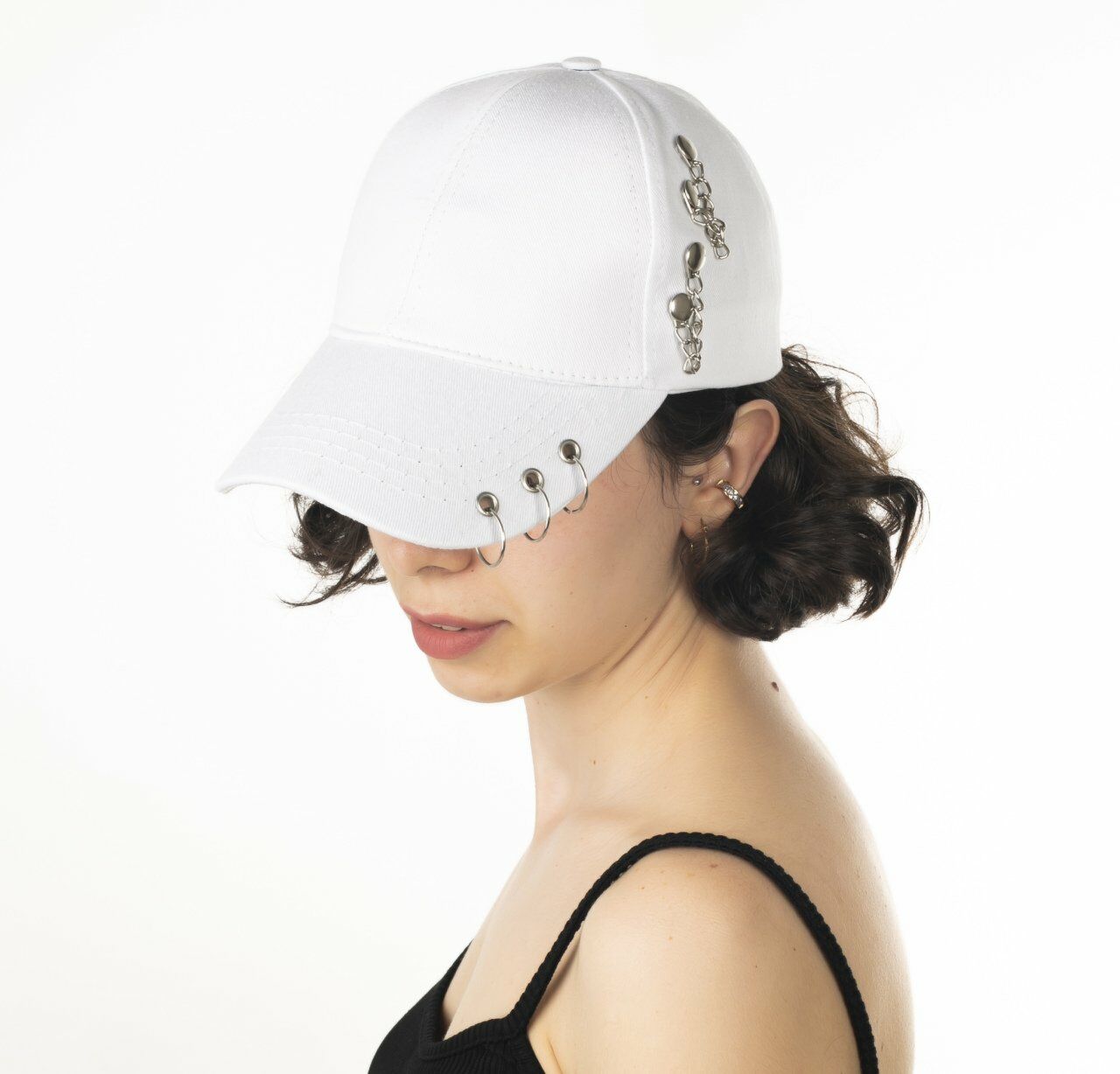 Beyaz Piersingli Zincirli Şapka Kep