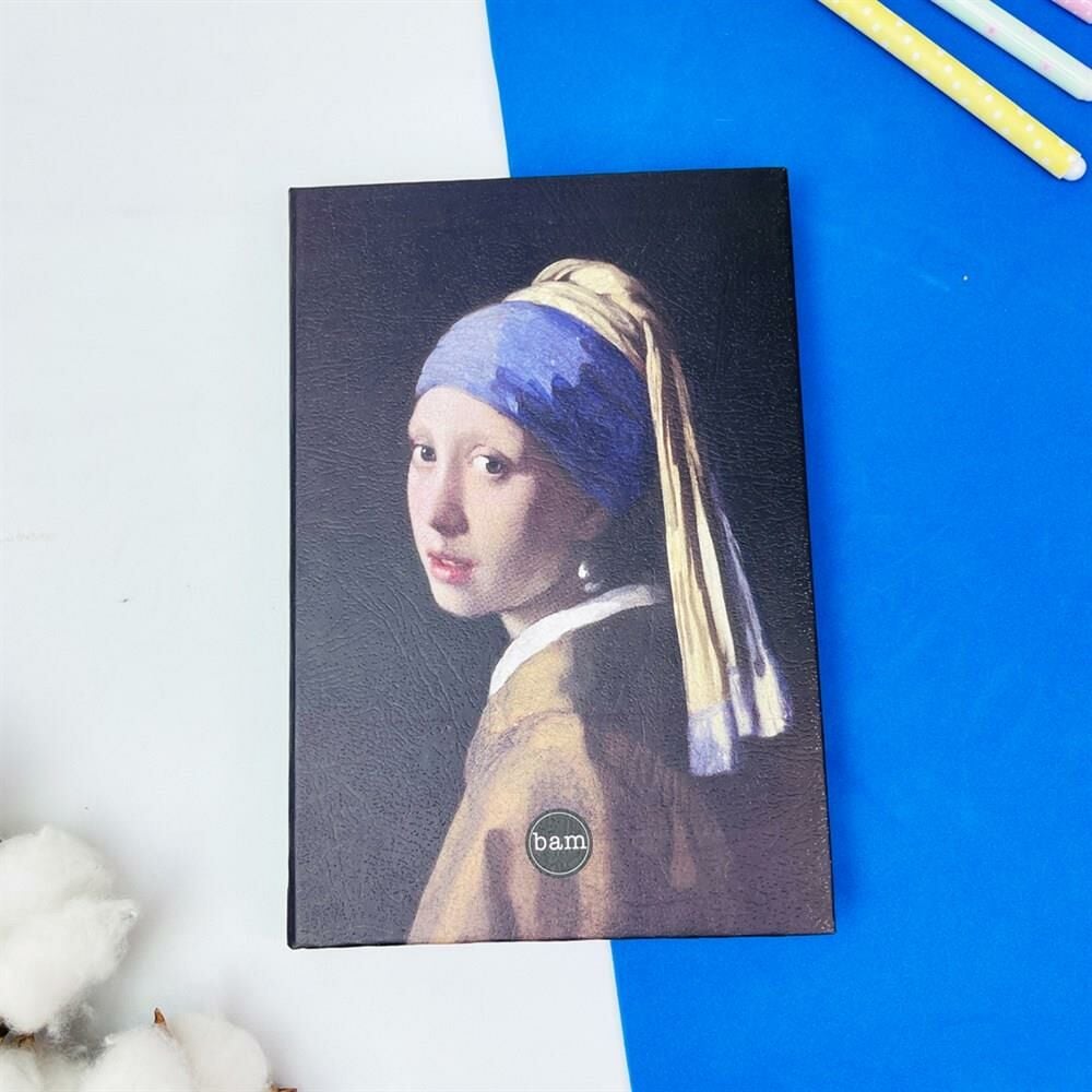 İnci Küpeli Kız Tasarımlı Lastikli Defter
