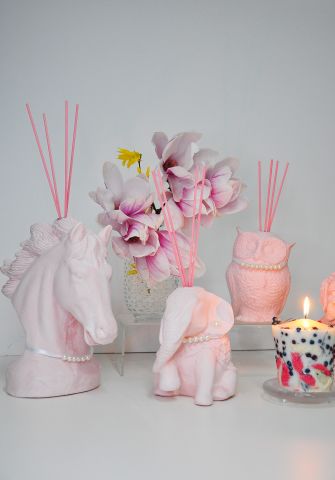 İNCİ KOLYELİ PEMBE AT HEYKEL IRIS PUDRA ODA KOKUSU