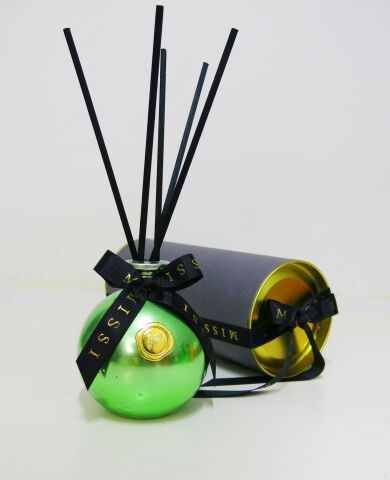 Özel Kutulu 230 cc Parlak Açık Yeşil Şişe Apple&Cinnamon Oda Kokusu Hediye Seti