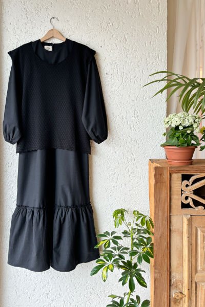 Siyah Eteği Fırfırlı Elbise & Bağlamalı Triko Süveter