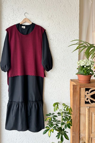 Siyah Eteği Fırfırlı Elbise & Bordo Bağlamalı Triko Süveter