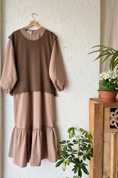 Karamel Eteği Fırfırlı Elbise & Kahverengi Bağlamalı Triko Süveter