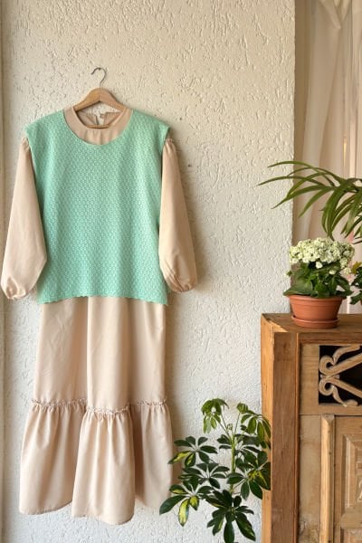 Krem Eteği Fırfırlı Elbise & Mint Yeşili Bağlamalı Triko Süveter
