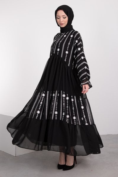 İşlemeli Zincirli Çiçekli Motifli Tesettür Elbise Siyah