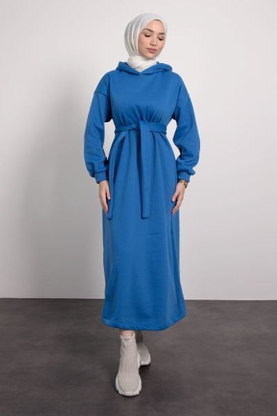 فستان حجاب بغطاء للرأس وحزام باللون الأزرق