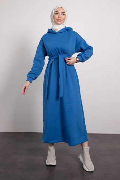 فستان حجاب بغطاء للرأس وحزام باللون الأزرق