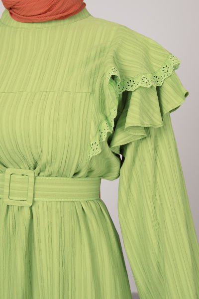 Omuz Asimetrik Katlı Dantel ve Fırfırlı Tesettür Elbise Fıstık Yeşili