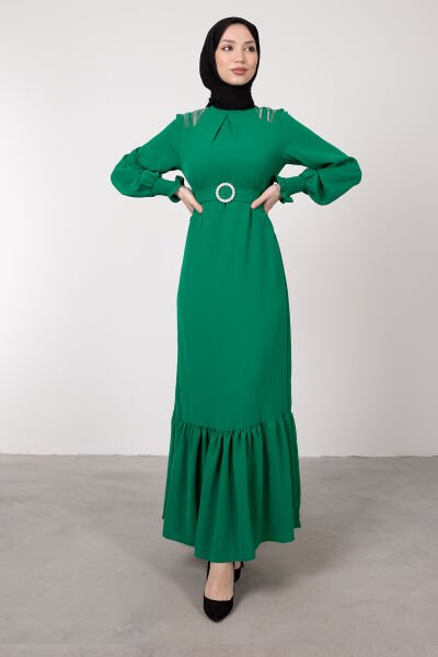 Omuzları Sallantılı Zincir İşlemeli Tesettür Elbise Çim Yeşili