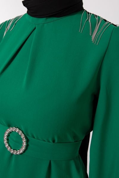 Omuzları Sallantılı Zincir İşlemeli Tesettür Elbise Çim Yeşili