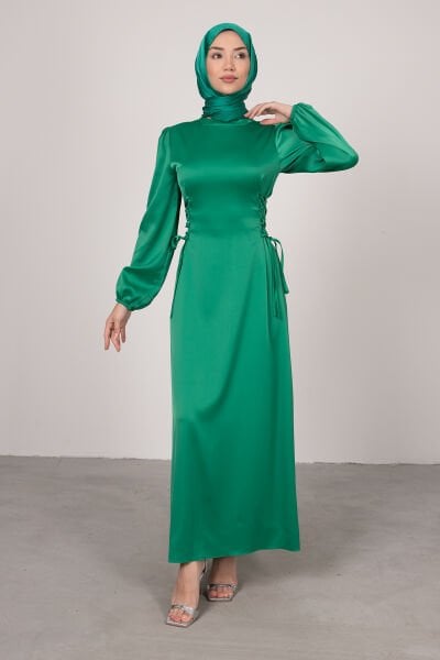 فستان سهرة بحجاب من الساتان مربوط على الجانب باللون الأخضر العشبي