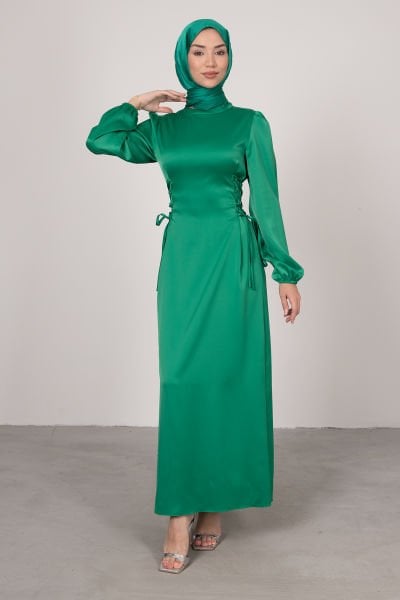 فستان سهرة بحجاب من الساتان مربوط على الجانب باللون الأخضر العشبي
