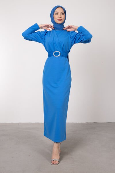 Yarım Balon Kol Zincir Motifli Kuşaklı Tesettür Elbise Neon Mavi