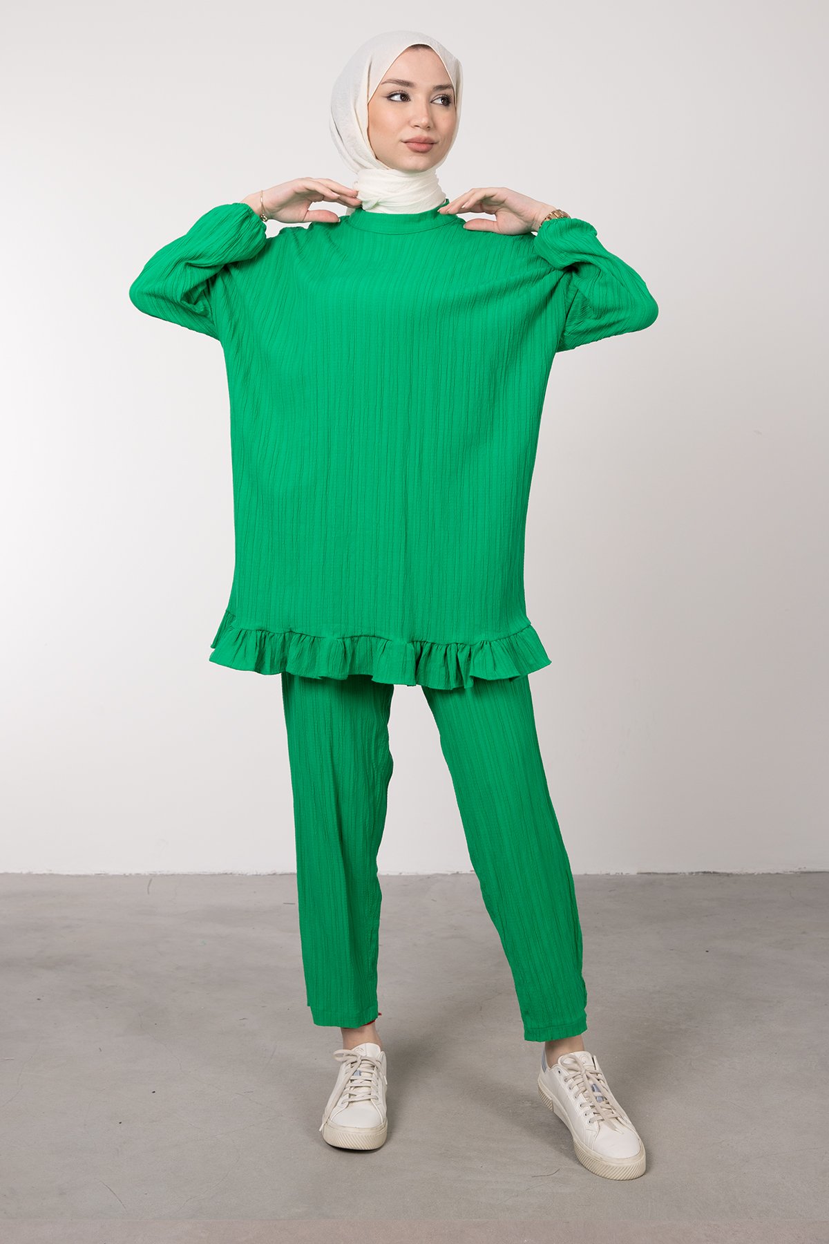 Tuniğin Altı Fırfırlı Pantolonlu Tesettür Takım Çim Yeşili