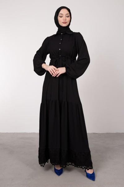 Eteği Geniş Güpür Detaylı Tesettür Elbise Siyah