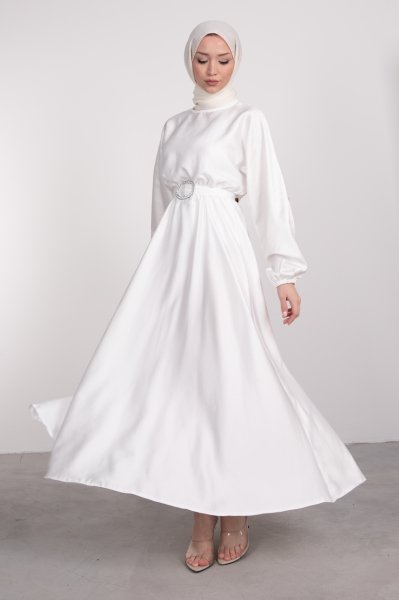 Kloş Kesim Kemer Detaylı Saten Tesettür Elbise Beyaz