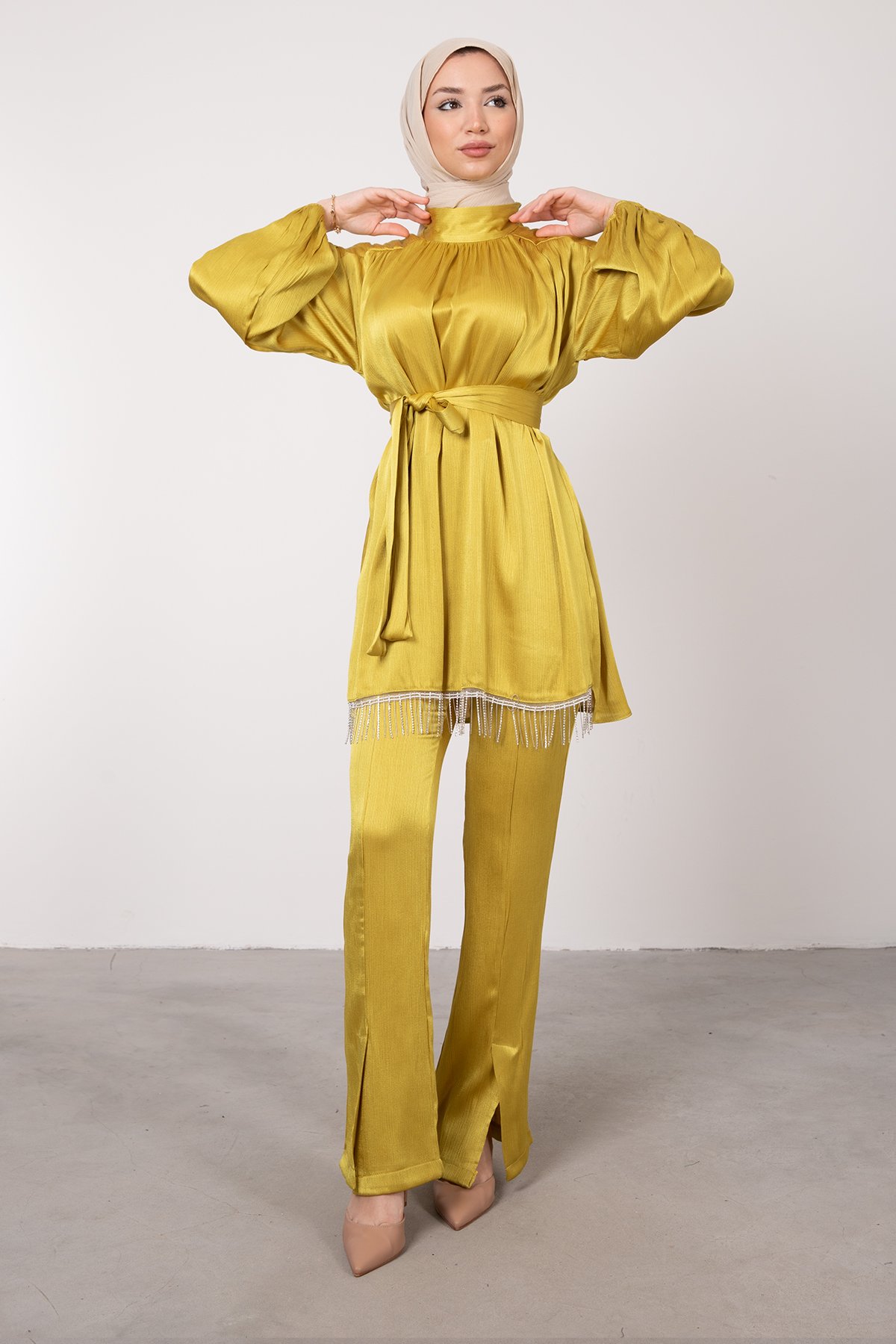 Tuniği Zincirli Pantolonu Yırtmaçlı İkili Tesettür Takım Koyu Sarı
