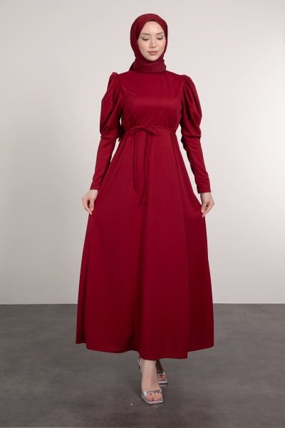 فستان حجاب بحزام وتفاصيل بالونية على الكتف باللون الأحمر الداكن
