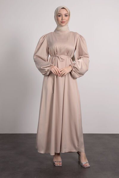 فستان سهرة بحجاب مربوط بخيط رفيع من فرو المنك