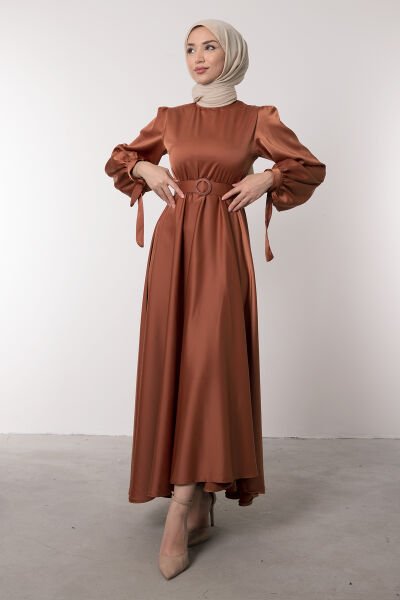 فستان سهرة برينسيس واسع بتفاصيل حجاب وجلد بصل