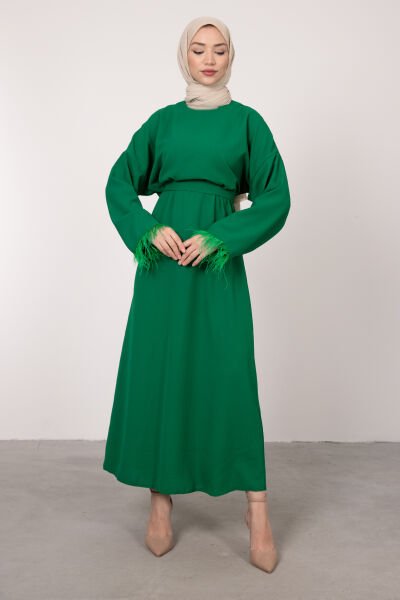 Kolları Tüy Detaylı Kuşaklı Tesettür Elbise Çim Yeşili
