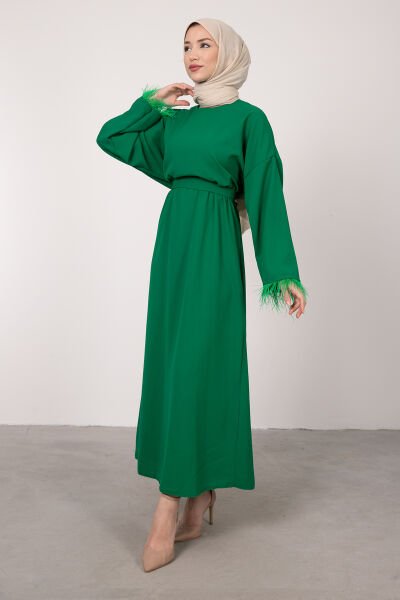 Kolları Tüy Detaylı Kuşaklı Tesettür Elbise Çim Yeşili