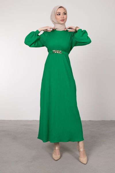 Omuz Fırfırlı Beli Çapraz Zincir Detaylı Tesettür Elbise Çim Yeşili