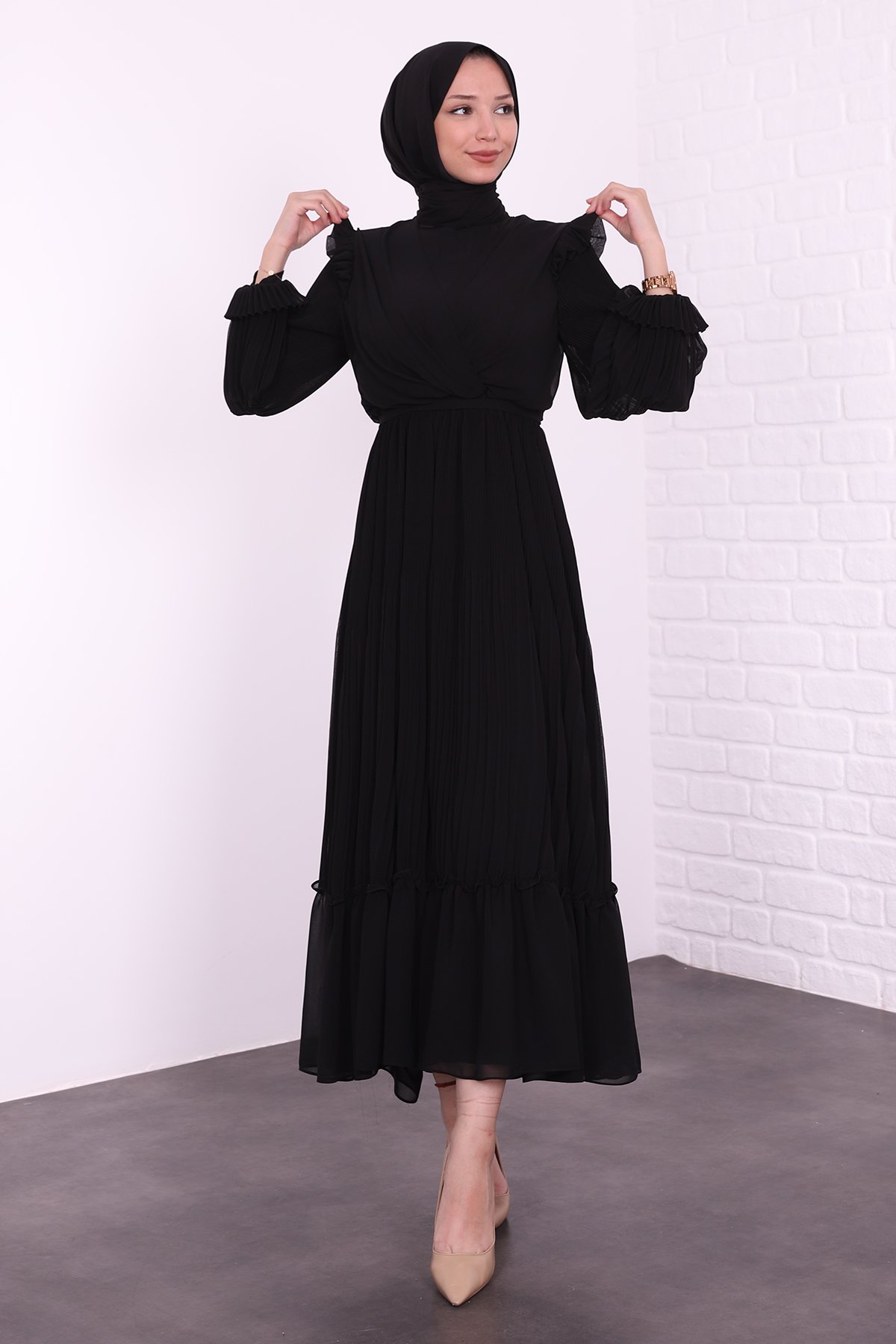 Pilise Detaylı Omzu Fırfırlı Elbise Siyah