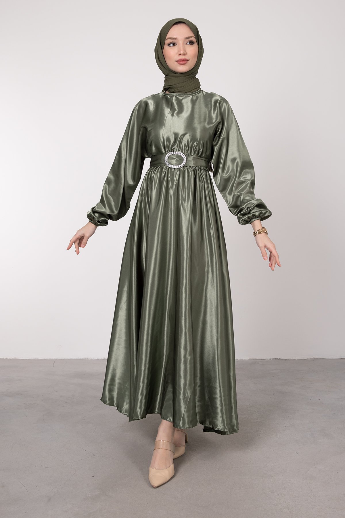 Kloş Kesim Kemer Detaylı Saten Tesettür Elbise Küf Yeşili