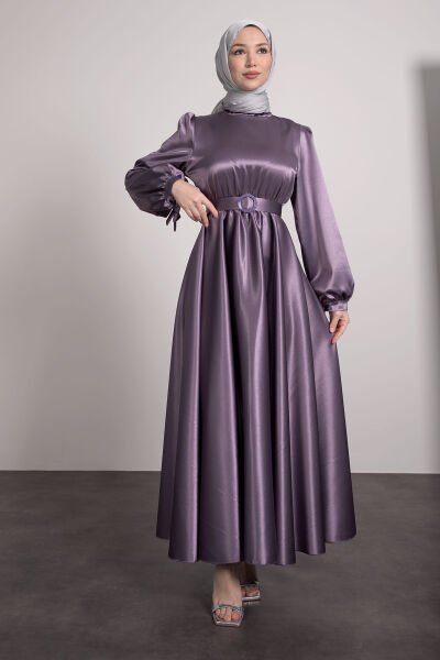 فستان سهرة برينسيس بفتحة واسعة وتفاصيل حجاب أرجواني
