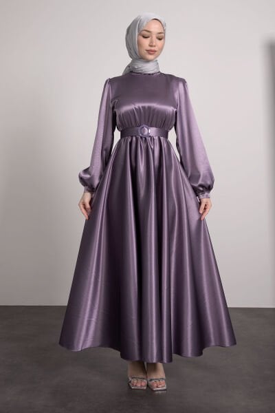 فستان سهرة برينسيس بفتحة واسعة وتفاصيل حجاب أرجواني