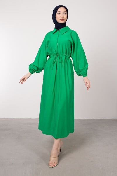 Ön Yarı Fermuarlı Ayarlanabilir Bel Bağcıklı Tesettür Elbise Çim Yeşili