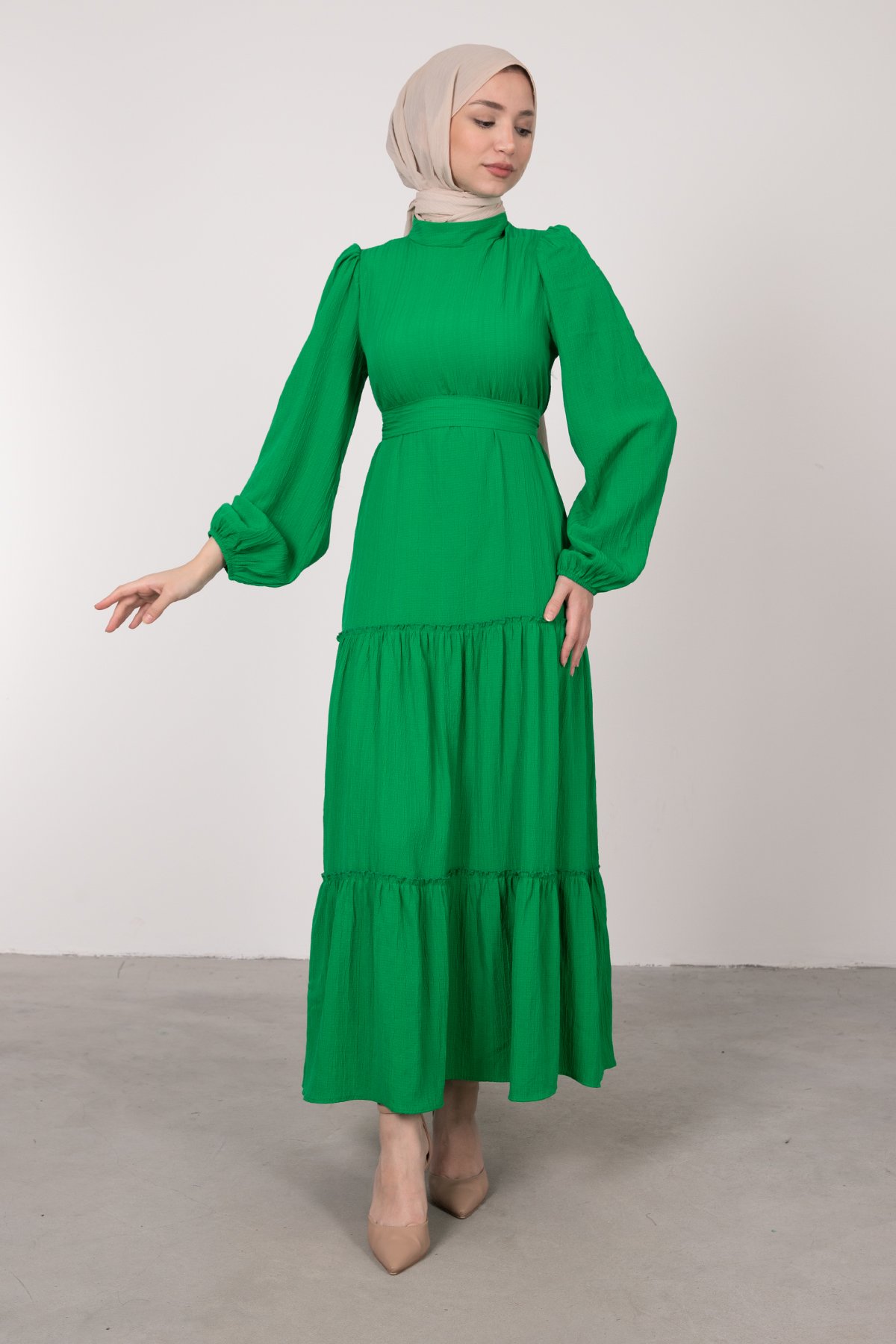 Kırışık Kumaş Detaylı Kuşaklı Tesettür Elbise Çim Yeşili