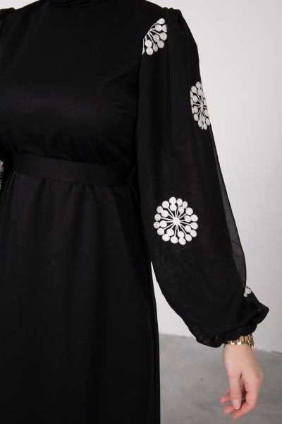 Kolları Şifon Detaylı Çiçek İşlemeli Tesettür Elbise Siyah
