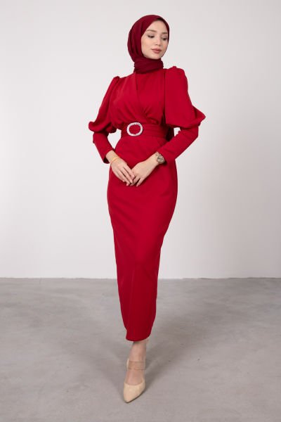 Yarım Balon Kol Zincir Motifli Kuşaklı Tesettür Elbise Koyu Kızıl
