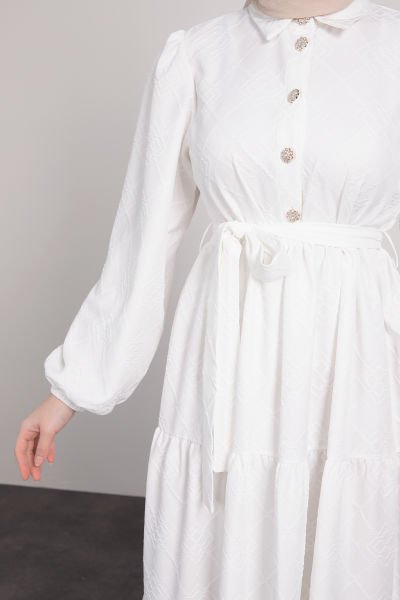 Kendinden Desenli Kristal Düğmeli Tesettür Elbise Beyaz