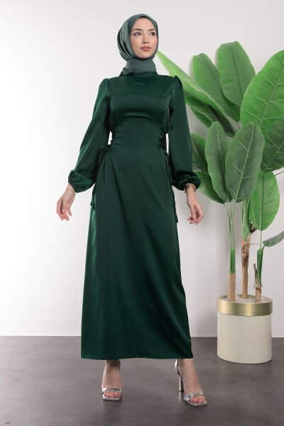 فستان سهرة بحجاب من الساتان مربوط بالتقاطع الجانبي، لون زمردي